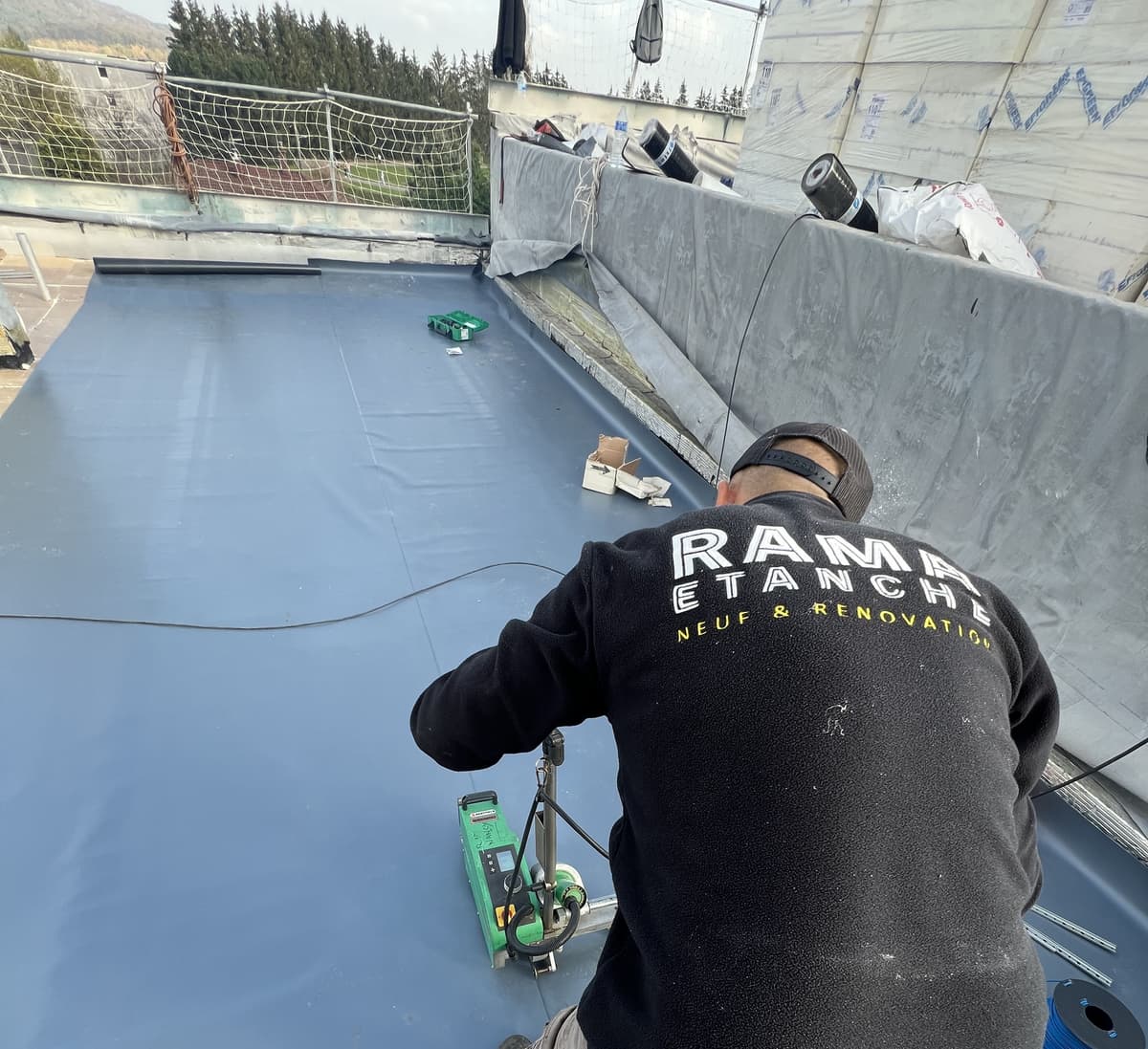 Compagnon RAMA ETANCHE réalisant l'étanchéité d'une toiture-terrasse