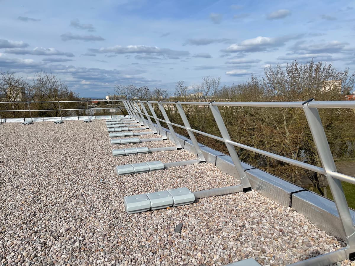 Garde-corps autoportant à contrepoids posé en rive d'une toiture-terrasse gravillonnée